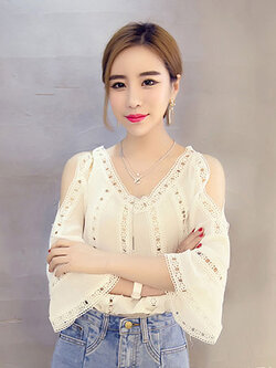 เสื้อแฟชั่นสีขาวคอวี ผ่าไหล่ แต่งผ้าลูกไม้สวยหวานสไตล์เกาหลี รหัส 1676