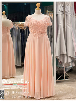 รหัส ชุดราตรีคนอ้วน : PFL038 ชุดราตรียาวแขนสั้นตกแต่งด้วยลูกไม้งานสวย ชุดแซกซีทรูประดับกริตเตอร์อย่างสวยงาม ชุดไปงานแต่งสีชมพู ผ้าชีฟอง เรียบหรู เหมาะสำหรับงานแต่งงาน งานกลางคืน กาล่าดินเนอร์ ชุดออกงาน ชุดคนอ้วน