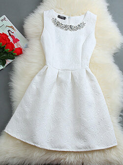 ชุดเดรสออกงาน แถมสร้อยคอแบบสวยหรูด้วยลวดลายในผ้า-1300-สีขาว