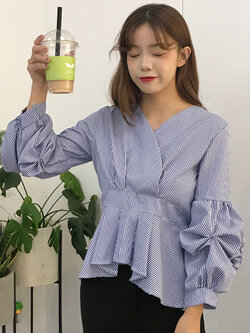 เสื้อแฟชั่นคอวีสไตล์เกาหลี แต่งแขนจับจีบพองน่ารักๆ รหัส 1730