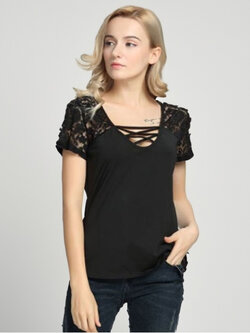 เสื้อแฟชั่นสีดำกึ่งคอวีสายไขว้ที่คอแต่งแขนผ้าลูกไม้สวยหวานสไตล์ยุโรป รหัส 1778