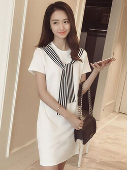 ชุดเดรสแฟชั่นกึ่งเสื้อคอกลมแขนสั้น แต่งสายลายริ้วไว้ผูกคอเก๋ๆ รหัส 1628-สีขาว