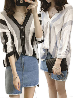 เสื้อแฟชั่นแต่งลายคอวี แบบสวยน่ารักสไตล์เกาหลี มี 2 สี รหัส 1911