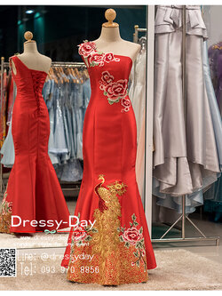 รหัส ชุดกี่เพ้า :KPL003 ชุดกี่เพ้าประยุกต์ไหล่เฉียง ชุดยกน้าชาลายนกยูงปักดิ้นทองและเลื่อมอย่างสวยงาม เหมาะใส่งานแต่งงงาน ตรุษจีน ชุดยกน้ำชา ชุดงานหมั้น ชุดพิธีกร สวยมากค่ะ