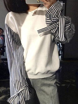 เสื้อแฟชั่นคอกลมต่อแขนยาวลายริ้วมีสายผูกโบว์ปลายแขนแบบสวยปนเท่ห์ รหัส 1737