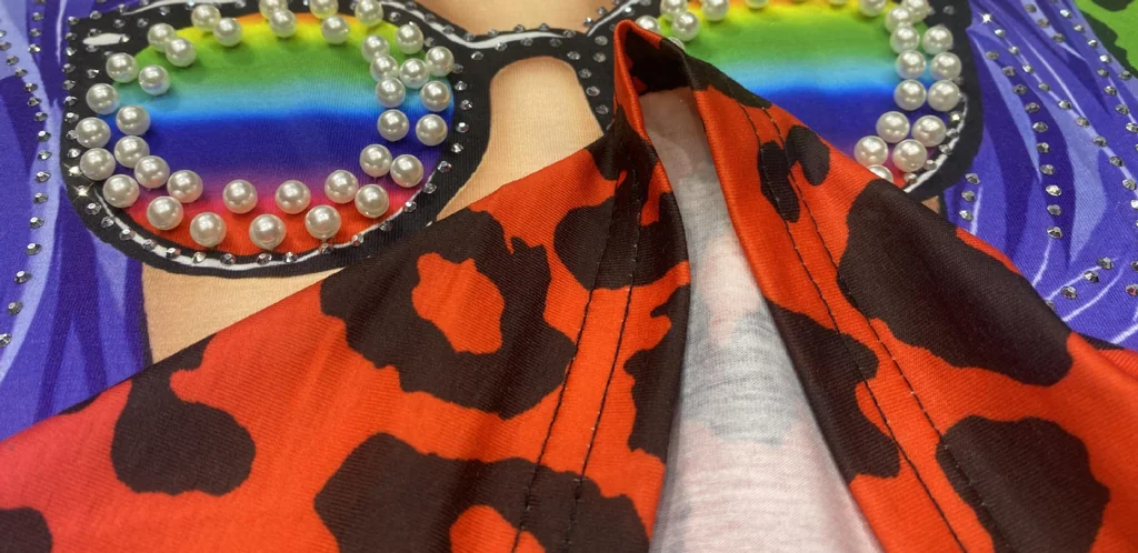 Shirt เสื้อยืดแขนสั้นลายเสือดาวประดับลูกปัดดีไซน์เก๋ไก๋สำหรับฤดูร้อนเนื้อผ้าใส่สบายไม่ร้อนไม่คัน สไตล์เกาหลี ใหม่สุดฮอตสำหรับผู้ชายและผู้หญิง Fashion Leopard Print T Shirts Women Summer Clothes Casual Character Pattern Diamonds Shirt เสื้อยืดแขนสั้นลายเสือดาวประดับลูกปัดดีไซน์เก๋ไก๋สำหรับฤดูร้อนเนื้อผ้าใส่สบายไม่ร้อนไม่คัน สไตล์เกาหลี ใหม่สุดฮอตสำหรับผู้ชายและผู้หญิง Fashion Leopard Print T Shirts Women Summer Clothes Casual Character Pattern Diamonds