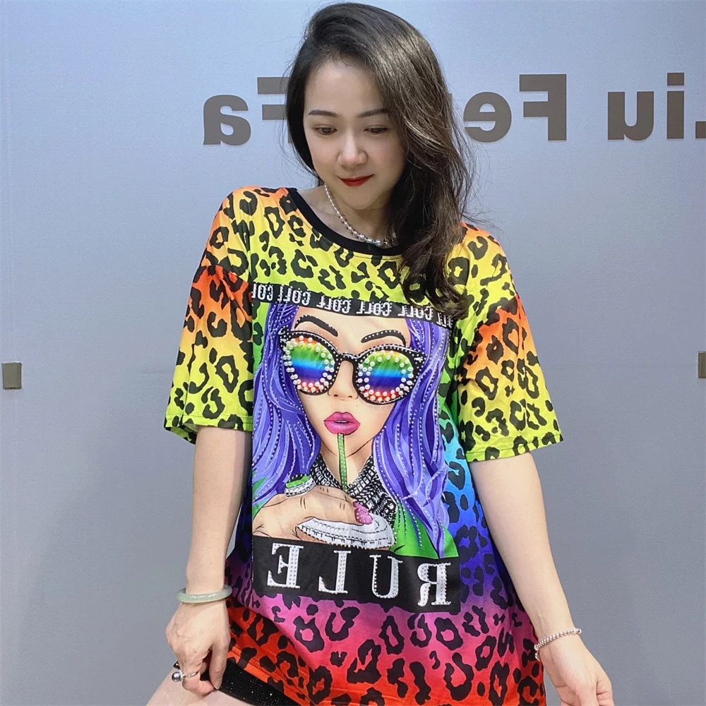 Shirt เสื้อยืดแขนสั้นลายเสือดาวประดับลูกปัดดีไซน์เก๋ไก๋สำหรับฤดูร้อนเนื้อผ้าใส่สบายไม่ร้อนไม่คัน สไตล์เกาหลี ใหม่สุดฮอตสำหรับผู้ชายและผู้หญิง Fashion Leopard Print T Shirts Women Summer Clothes Casual Character Pattern Diamonds Shirt เสื้อยืดแขนสั้นลายเสือดาวประดับลูกปัดดีไซน์เก๋ไก๋สำหรับฤดูร้อนเนื้อผ้าใส่สบายไม่ร้อนไม่คัน สไตล์เกาหลี ใหม่สุดฮอตสำหรับผู้ชายและผู้หญิง Fashion Leopard Print T Shirts Women Summer Clothes Casual Character Pattern Diamonds