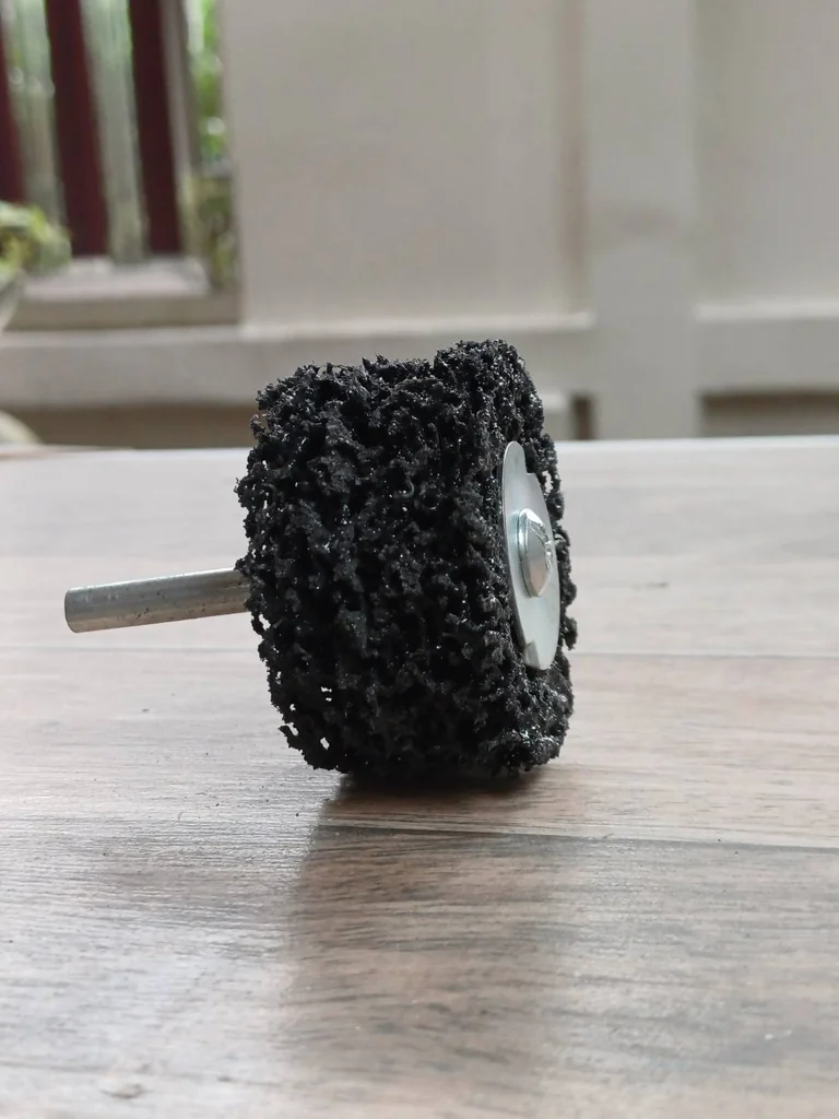 ลูกขัดใยสาหร่ายสีดำ2นิ้วแบบมีแกน6มม. ขนาด SIZE 50x25.6x6MM.CLEAN AND STRIPE Shank Wheel (black) ขัดลอกสี ขัดสนิม ขัดทำความสะอาดรอยเชื่อม
