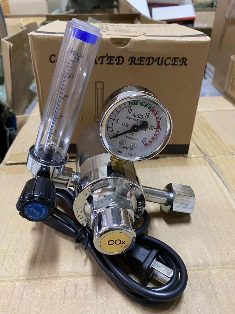 เกจ์ซีโอทู เรกกูเรเตอร์ ปลั๊กไฟ 220V (รุ่นปรับแรงดัน) Regulator co2 heater normal plug 220V เกจ์ซีโอทู เรกกูเรเตอร์ ปลั๊กไฟ 220V (รุ่นปรับแรงดัน) Regulator co2 heater normal plug 220V