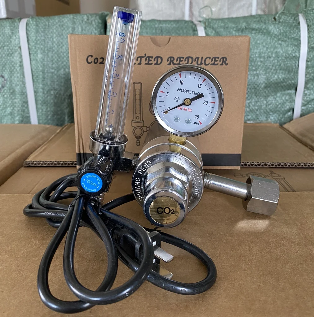 เกจ์ซีโอทู เรกกูเรเตอร์ ปลั๊กไฟ 220V (รุ่นปรับแรงดัน) Regulator co2 heater normal plug 220V เกจ์ซีโอทู เรกกูเรเตอร์ ปลั๊กไฟ 220V (รุ่นปรับแรงดัน) Regulator co2 heater normal plug 220V