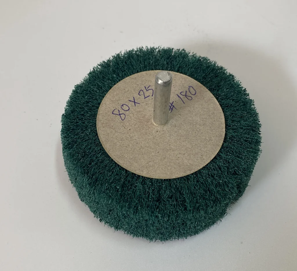 ล้อสก๊อตไบร์ทล้วนสีเขียวมีแกน#180 ขนาด Size 80x25x6MM.NON WOVEN FLAP MOUNTED WHEEL GREEN ขัดเจียร์ เหล็ก โลหะหนัก ขัดสนิม ลบรอยเชื่อม ลบครีบ ลบคม ทำความสะอาด ใช้ขัดเจียร์ตามซอกมุม พื้นผิวโค้งทรงกลม วงล้อ ที่ล้อทรายใหญ่เข้าไม่ถึง