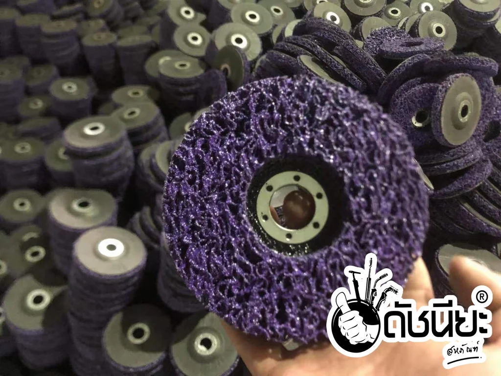 จานขัดใยสาหร่าย4นิ้ว สีม่วง เนื้อหยาบ แบบมีฝาหลัง CLEAN AND STRIPE DISC PURPLE 100x16MM. ใบขัดสาหร่าย ขัดสนิม,ลอกสี,ลอกสีปูน,ขัดลอกสีเดิม,ทำความสะอาด,ลบรอยเชื่อม ไม่กินเนื้องาน Purple: Heavy-duty grinding for tougher applications.