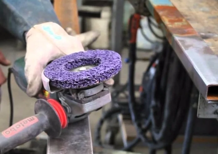 จานขัดใยสาหร่าย4นิ้ว สีม่วง เนื้อหยาบ แบบมีฝาหลัง CLEAN AND STRIPE DISC PURPLE 100x16MM. ใบขัดสาหร่าย ขัดสนิม,ลอกสี,ลอกสีปูน,ขัดลอกสีเดิม,ทำความสะอาด,ลบรอยเชื่อม ไม่กินเนื้องาน Purple: Heavy-duty grinding for tougher applications.