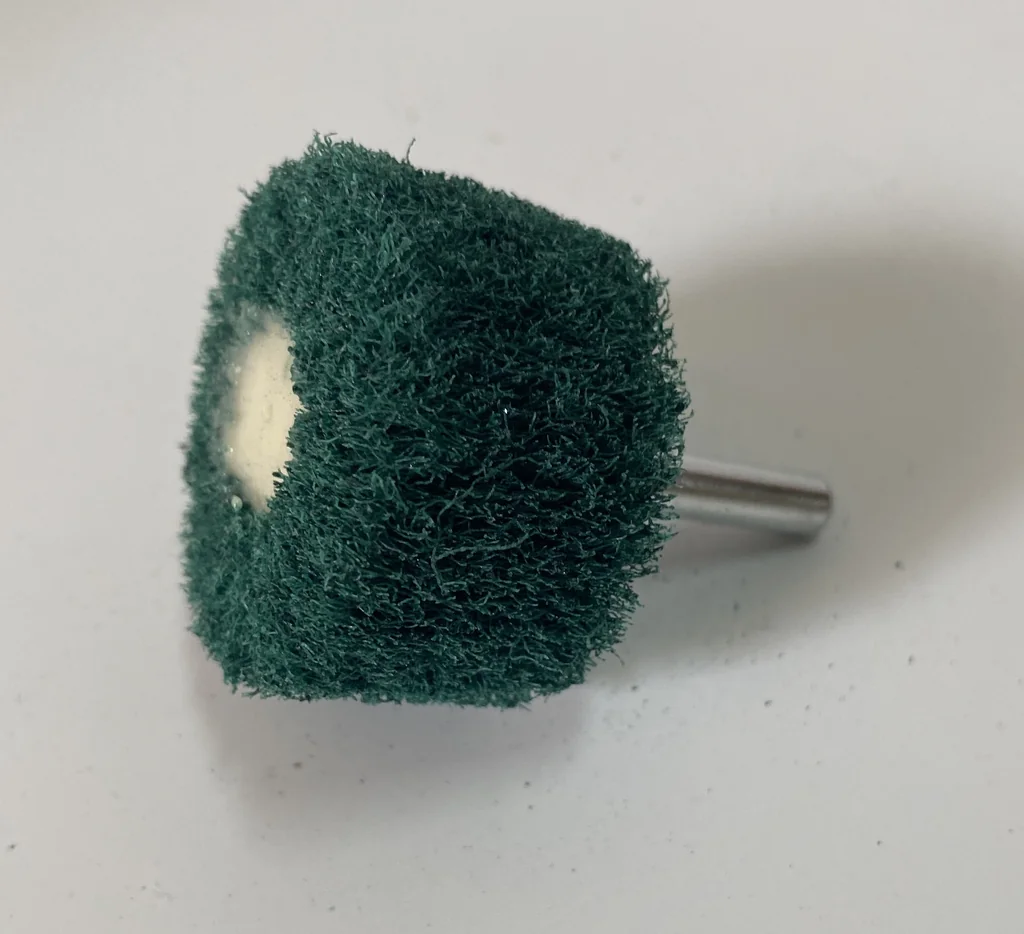 ล้อใยสังเคราะห์ล้วนสีเขียวมีแกน6มม.ขนาด Size 40x25x6MM.NON WOVEN FLAP MOUNTED WHEEL GREEN ขัดเจียร์ เหล็ก โลหะหนัก ขัดสนิม ลบรอยเชื่อม ลบครีบ ลบคม ทำความสะอาด ใช้ขัดเจียร์ตามซอกมุม พื้นผิวโค้งทรงกลม วงล้อ ที่ล้อทรายใหญ่เข้าไม่ถึง