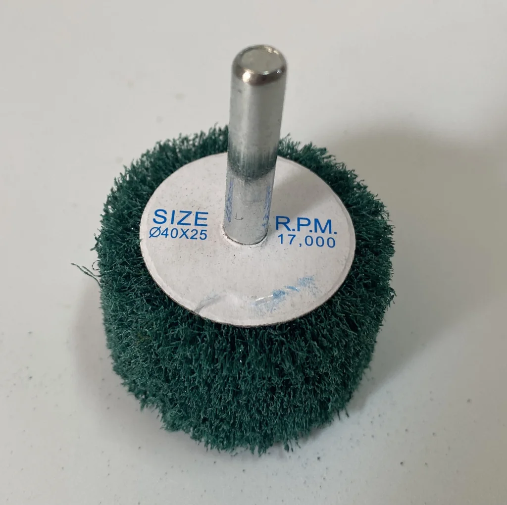 ล้อใยสังเคราะห์ล้วนสีเขียวมีแกน6มม.ขนาด Size 40x25x6MM.NON WOVEN FLAP MOUNTED WHEEL GREEN ขัดเจียร์ เหล็ก โลหะหนัก ขัดสนิม ลบรอยเชื่อม ลบครีบ ลบคม ทำความสะอาด ใช้ขัดเจียร์ตามซอกมุม พื้นผิวโค้งทรงกลม วงล้อ ที่ล้อทรายใหญ่เข้าไม่ถึง