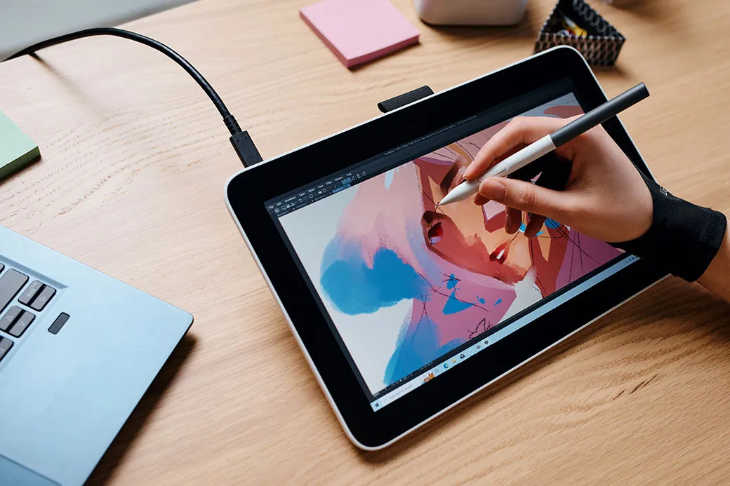 Wacom One 12 / 13 Touch เม้าส์ปากกา พร้อมหน้าจอสำหรับวาดภาพกราฟิก เชื่อมต่อได้ทั้ง Android , Mac, Windows และ Chromebook